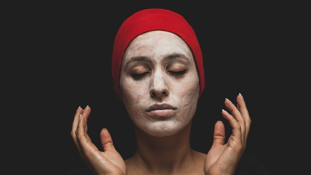 Une femme avec un masque d'argile